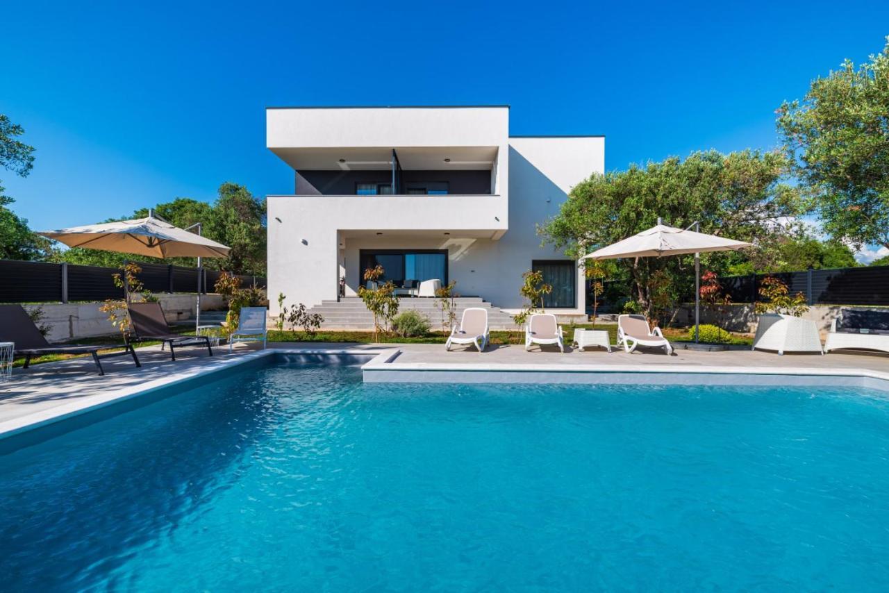 Crowonder Sun Dance Apartments With Heated Swimming Pool Seaview And Garden Sveti Filip i Jakov Exterior foto