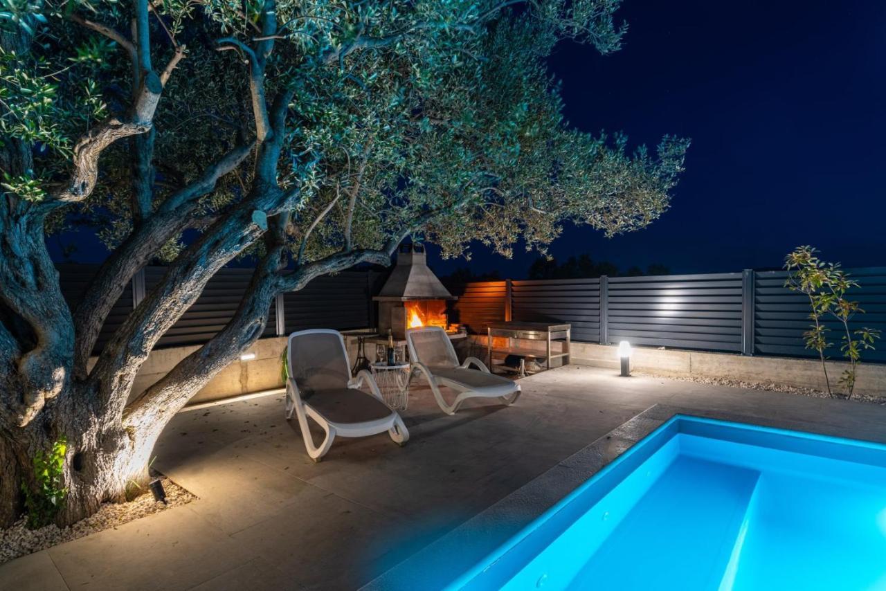 Crowonder Sun Dance Apartments With Heated Swimming Pool Seaview And Garden Sveti Filip i Jakov Exterior foto