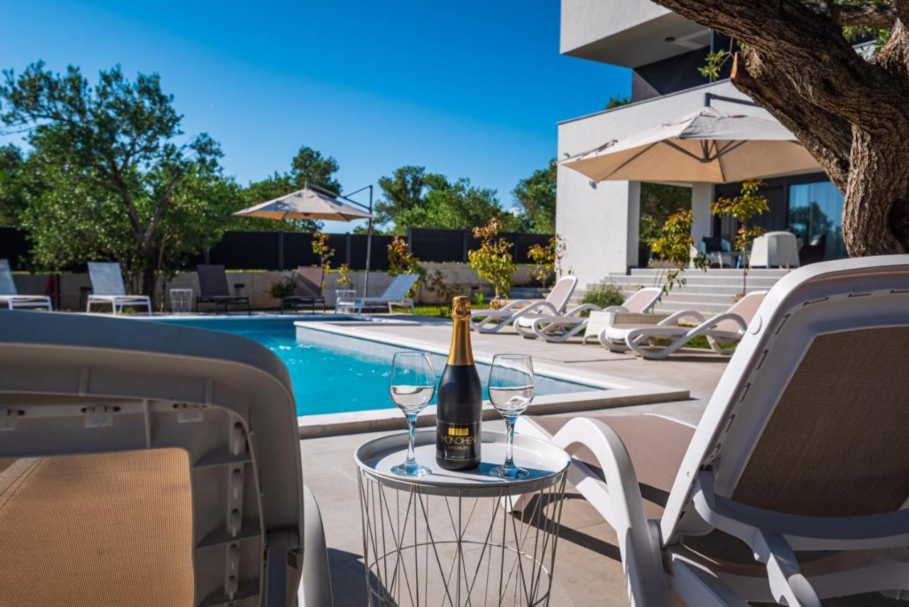 Crowonder Sun Dance Apartments With Heated Swimming Pool Seaview And Garden Sveti Filip i Jakov Exterior foto